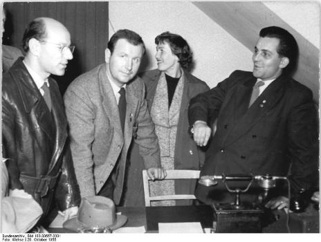 Kurt Maetzig (ganz links) und Schauspieler Gnter Simon (2.v.l.) - Foto: Deutsches Bundesarchiv