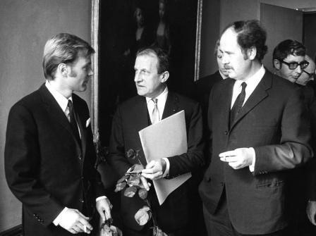 Helmut Griem (li.), Hans Lietzau (Mitte), Johannes Schaaf (re.) bei der Verleihung des Berliner Kunstpreises am 18. März 1968 - Foto: Bundesarchiv_B_145_Bild-P097042