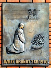 Das Willy Brandt-Denkmal in Warschau - Das Foto gilt als gemeinfrei.