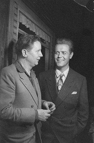 Fritz Tillmann (rechts) mit Regisseur Helmut Kutner bei Proben zu dem Drama "Tod eines Handlungsreisenden" von Arthur Miller, 1950 am Berliner "Hebbel-Theater"; Fritz Tillmann spielte den Biff; Quelle: Deutsche Fotothek, (file: df_pk_0000867_025); Copyright SLUB Dresden/Deutsche Fotothek/Abraham Pisarek; Urheber: Abraham Pisarek (19011983); Datierung: 01.06.1950; Quelle: www.deutschefotothek.de